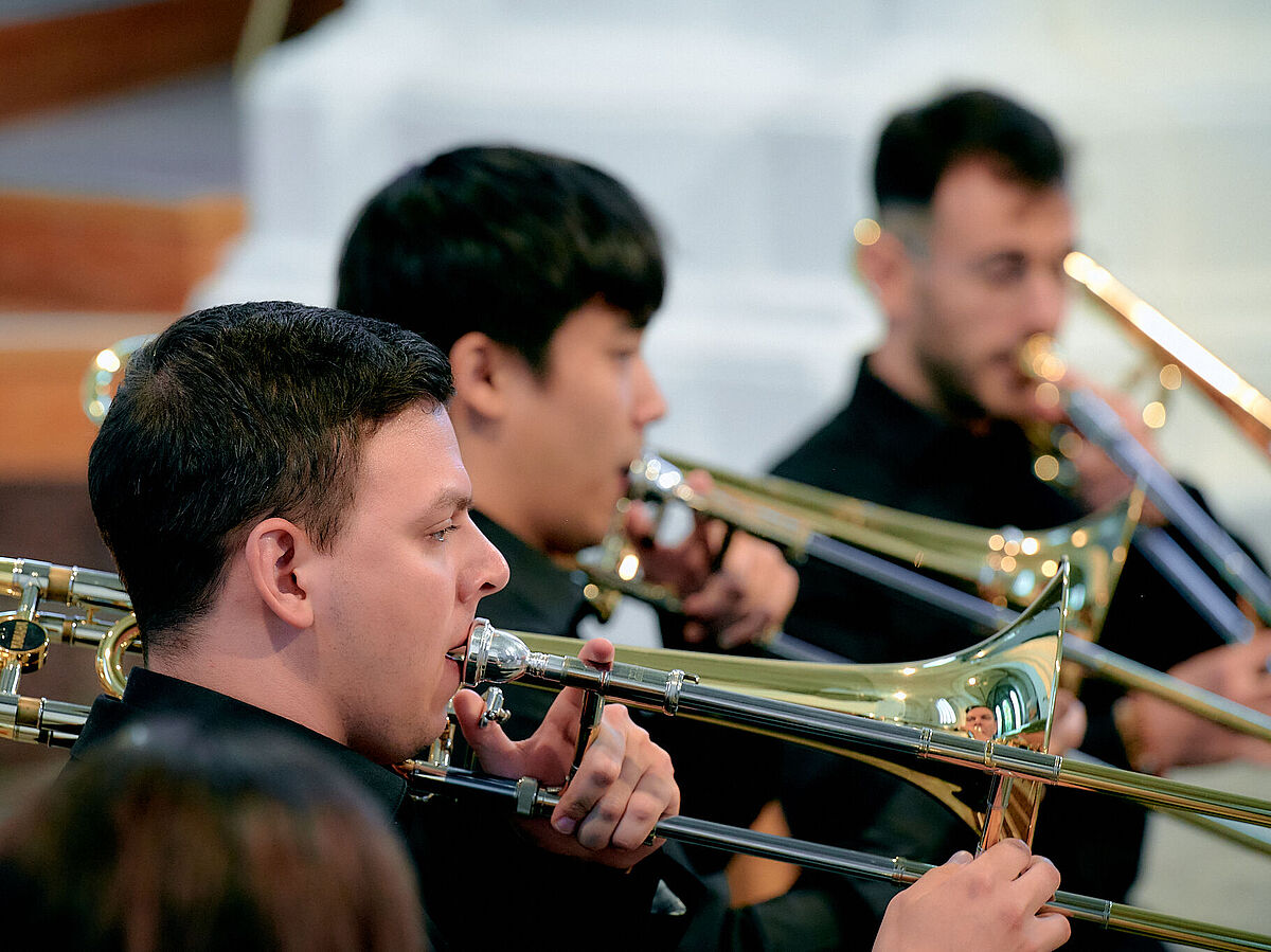 Posaunen spielen beim Bläserfest.