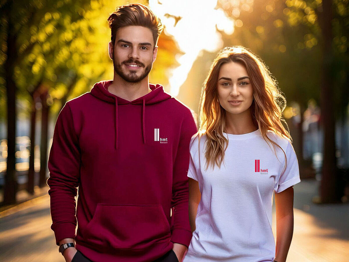 Zwei Studierende in Sweatshirts mit hmt-Logodruck