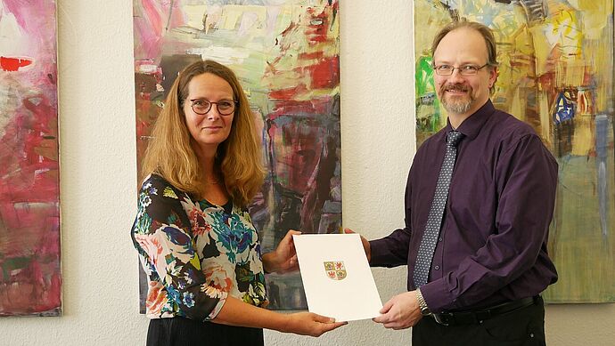 Ministerin Bettina Martin und Prof. Dr. Dr. Benjamin Lang © Sabrina Scholz Ministerium für Wissenschaft, Kultur, Bundes- und Europaangelegenheiten M-V Ministerin Bettina Martin und Prof. Dr. Dr. Benjamin Lang