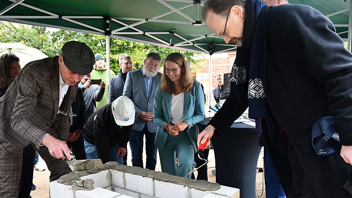 Wissenschaftsministerin Bettina Martin (mittig), Rektor Prof. Dr. Dr. Benjamin Lang (rechts) und Kanzler Frank Ivemeyer (links) © Angelika Thönes Wissenschaftsministerin Bettina Martin (Mitte), Rektor Prof. Dr. Dr. Benjamin Lang (rechts) und Kanzler Frank Ivemeyer (links)