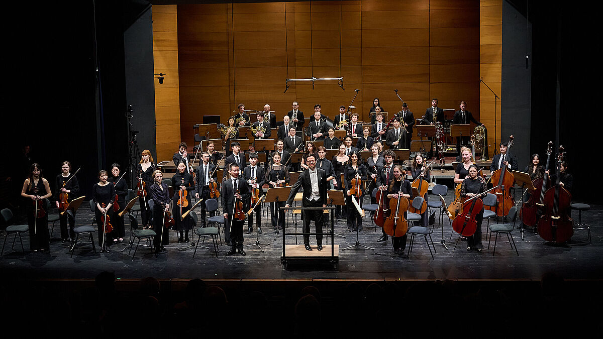 © Mirco Dalchow The university symphony orchestra of the hmt Rostock with its conductor Professor Florian Erdl